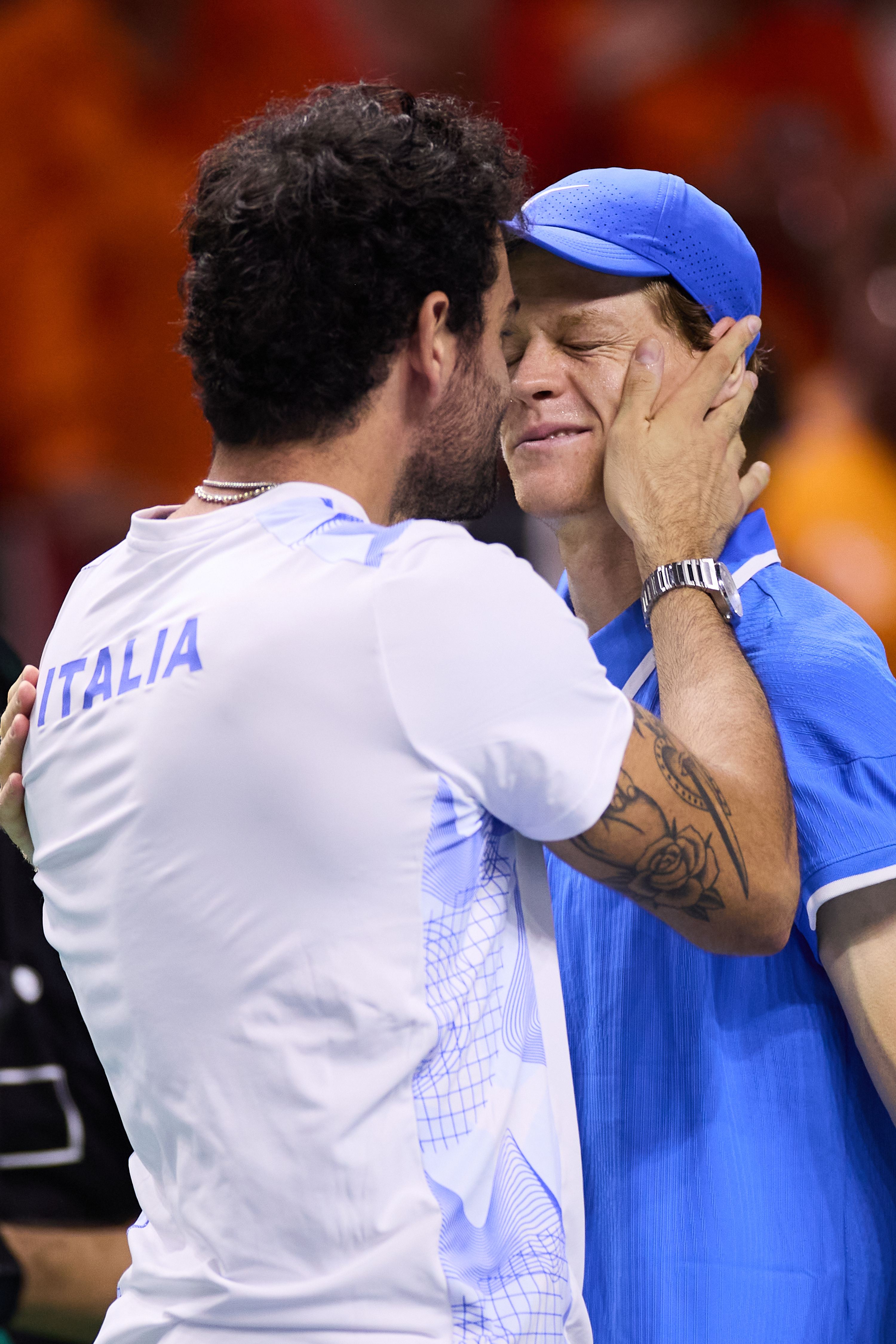 澳亚国际ay-包含意大利运动员喜笑颜开赛场胜利的词条