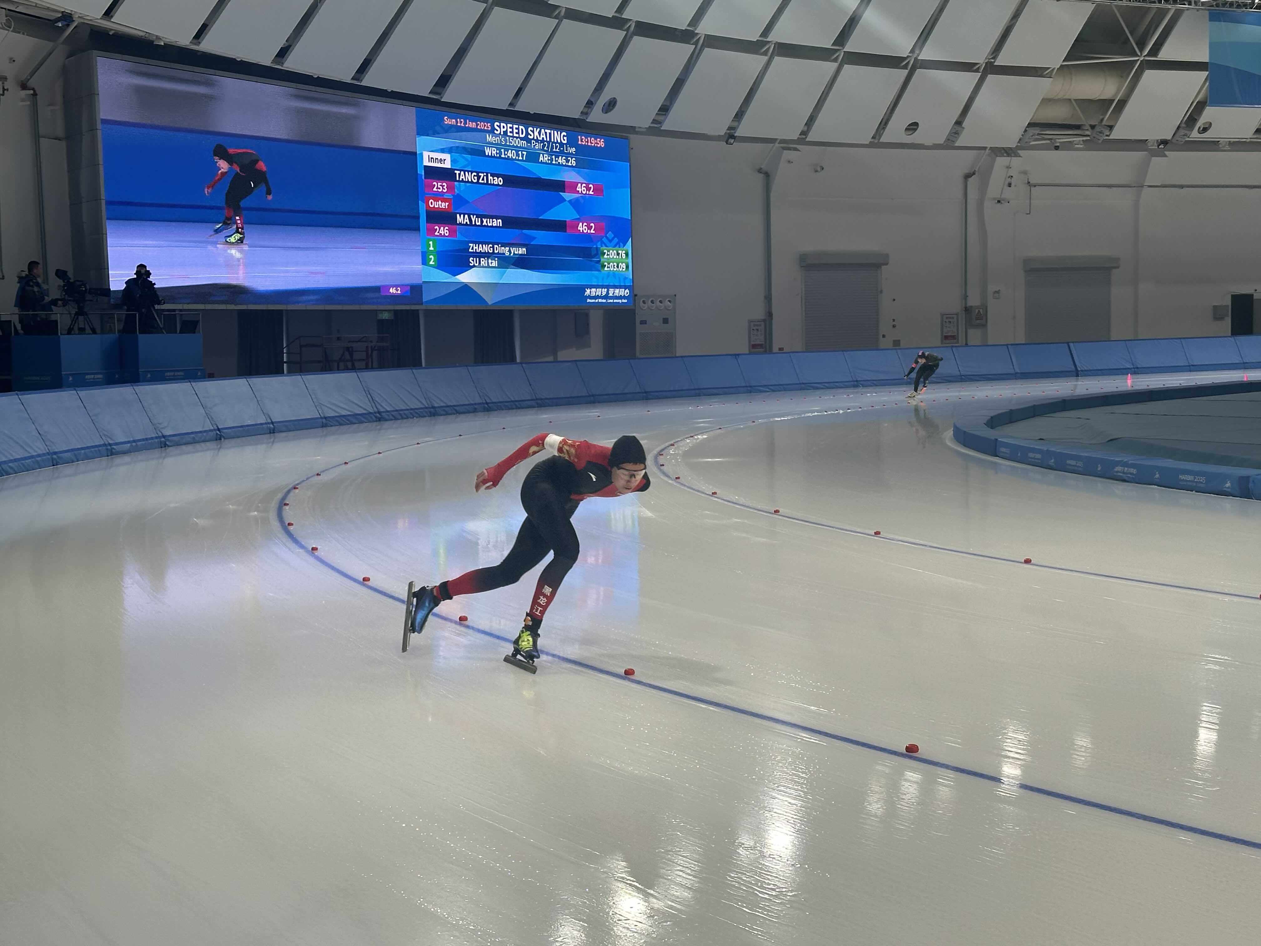 -西班牙速度滑冰运动员突破纪录登上领奖台