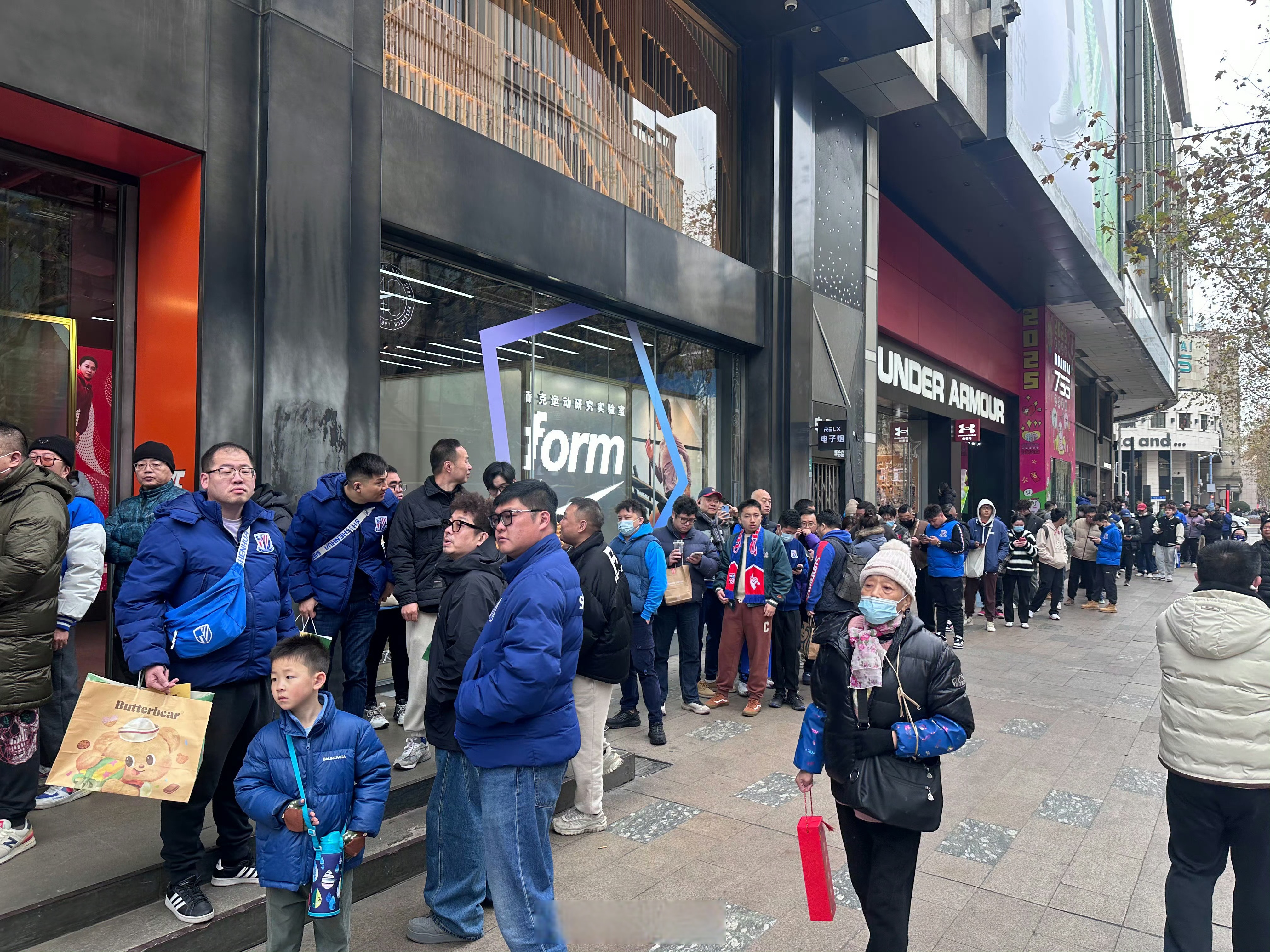 澳亚国际在线登录-纷纷抢购球票，现场气氛火爆达到高潮